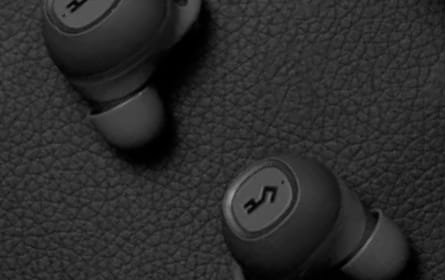 yx1 earphones image close up