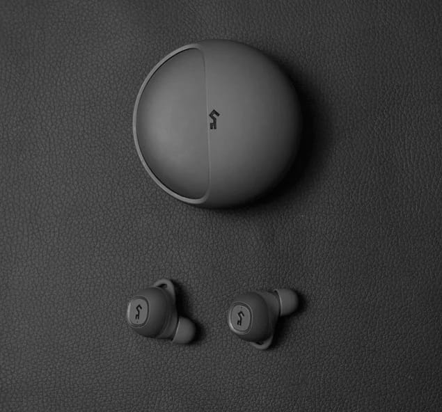 yx1 earphones image with case